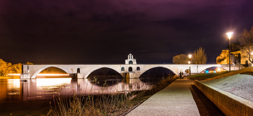Le Pont Saint Bénézet la nuit à Avignon, Vaucluse, Provence, France