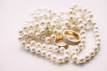 Obraz na płótnie Canvas wedding rings and the bride's accessories
