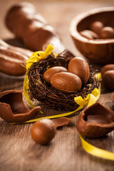 Obraz premium Assorted chocolate eggs for Easter