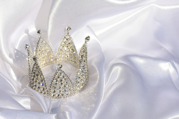 Silberne Krone auf weißem Satin Stoff Adel  Jubiläum Krönung Hochzeit © Goldengel