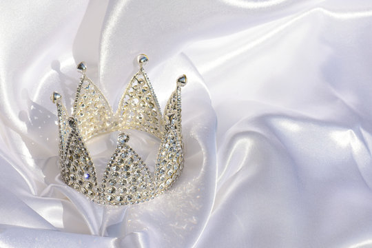 Silberne Krone auf weißem Satin Stoff Adel  Jubiläum Krönung Hochzeit