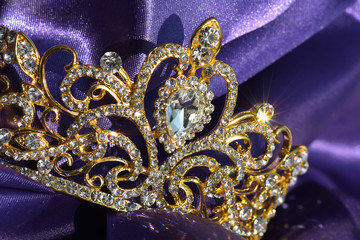 Goldene Tiara Krone mit lila Stoff königliche Hochzeit © Goldengel