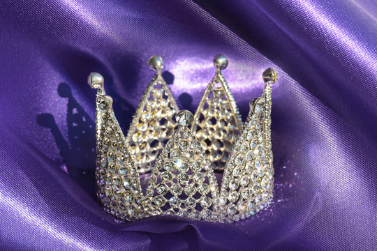 Silberne Krone auf violett glänzendem Stoff Krönung Geburtstag Prinzessin  Stock Photo | Adobe Stock