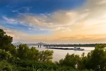 Zelfklevend Fotobehang Een duwboot in de Mississippi-rivier in de buurt van de Vicksburg-brug in Vicksburg, Mississippi, VS. © Tiago Fernandez