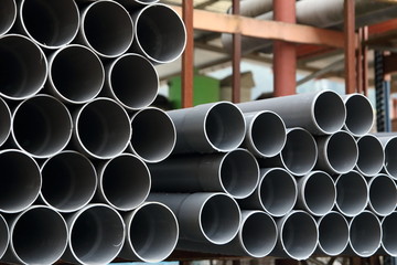 tuberías amontonadas en un almacén destinadas a la construcción