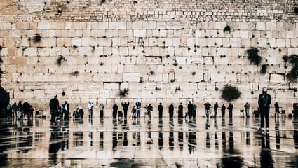Obraz premium Jewish people praying at the western wall in the old town of Jerusalem, Israel.