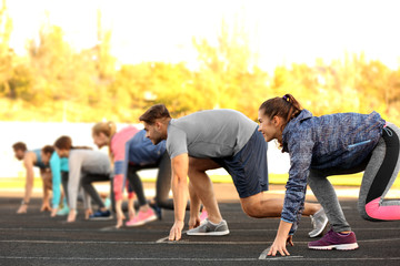 Obraz premium Sportsmen preparing to run at stadium