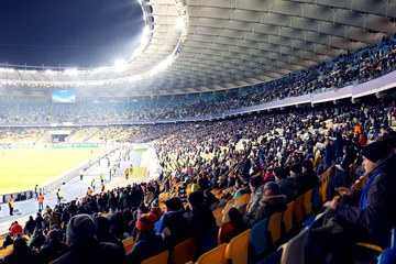 Foto auf Acrylglas Fußball Fans sehen Fußballspiel im Stadion