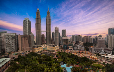 Fototapeta na wymiar Skyline im Aufbau in Kuala Lumpur nach Sonnenuntergang