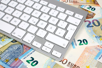 Tastatur mit Geldscheinen