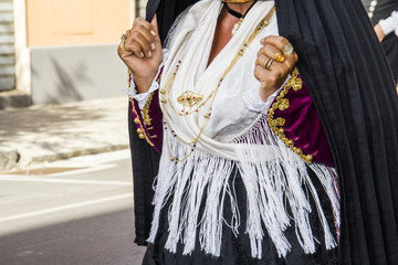 SELARGIUS, ITALIA - SETTEMBRE 8, 2013: Antico matrimonio selargino - Sardegna - dettaglio di un...