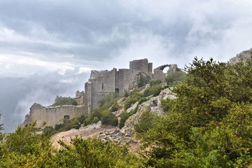 Fototapeta na wymiar ruines d'un château fort