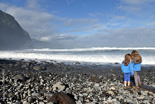 Jeune Fille Sur Une Plage De Rocher Stock Photo And Royalty