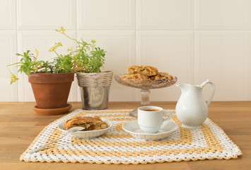 Desayuno a base de hojaldre de manzana y café con leche sobre una mesa de madera