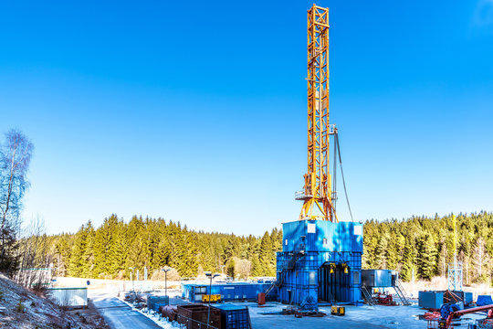 Bohrturm einer Geothermie unter blauem Himmel