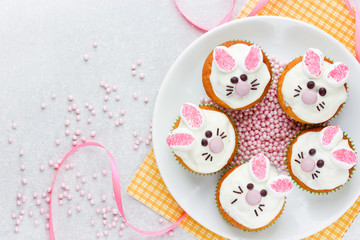Obraz na płótnie Canvas Easter bunny cupcakes