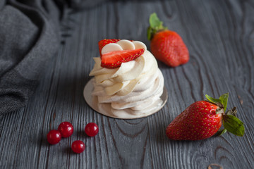Meringue with fresh berries