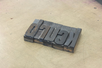 Wort Druck mit Holzbuchstaben gelegt