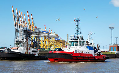 Schlepper im Containerhafen in Bremerhaven