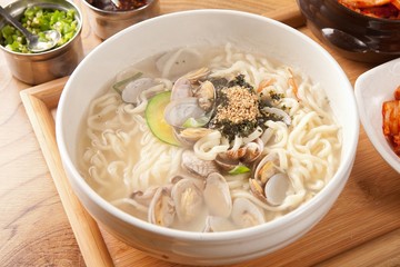 bajirak kalguksu. Noodle Soup with Clams.