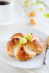 Frisches Hefezopfgebäck zum Osterbrunch 