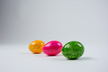 Bunte Ostereier auf neutralem Hintergrund