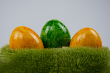 Bunte Ostereier in einem Nest