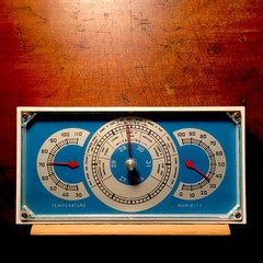 Naklejka premium Retro blue barometer, thermometer, humidity gauge.