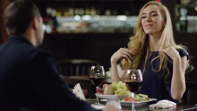 blondie beauty dating with boyfriend in restaurant