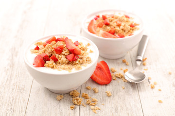 muesli and berry fruit