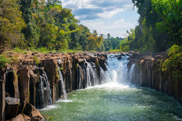 Naklejka premium Pha jego wodospad, Tate wyciąga rękę do Champasak w Laosie