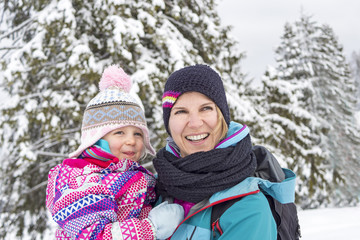 Fototapeta na wymiar Portrait Mutter und Tochter im Schnee