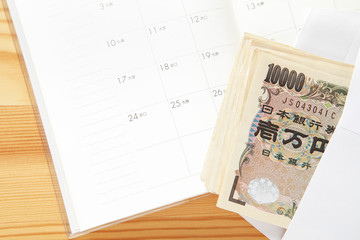 給料日　封筒に入ったお金