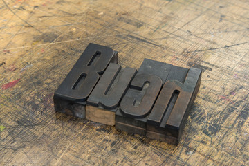 Wort Buch aus Holzbuchstaben