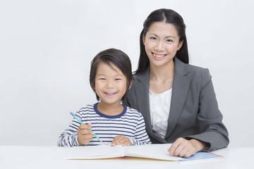 勉強をする女性と子供