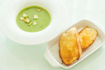 spinach soup with garlic bread