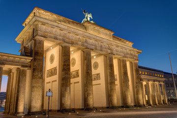 The back side of the Brandenburger Tor in Berlin at night
