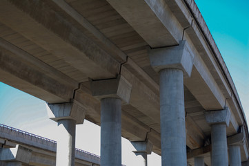 Pilares de hormigón en un puente