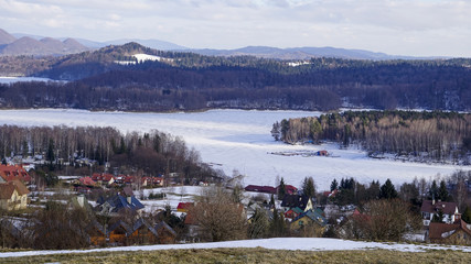 Bieszczady widok z Polańczyka na Jezioro Solińskie i otaczające je przepiękne góry. 