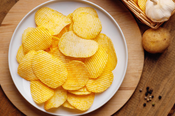 Crispy potato chips, garlic and potato 