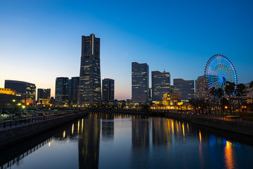 Plakat Cityscape of Minato Mirai area of Yokohama City at dusk (横浜みなとみらい地区夕景) in Kanagawa, Japan.