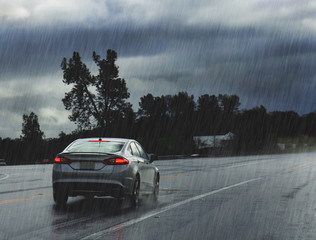Naklejka premium Driving in heavy rain