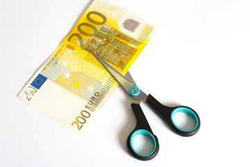 Eine Schere, Euro Geld und Bargeldabschaffung