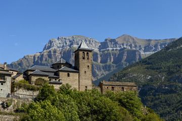 Fototapeta na wymiar Ordesa Valley and the road to the Monte Perdido - Pyrenees
