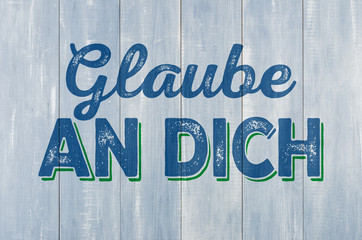 Holzwand mit der Beschriftung Glaube an dich