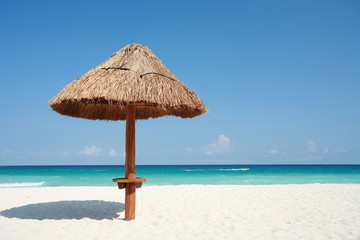 parasol en paille sur une belle plage © plprod
