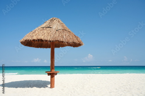 Parasol En Paille Sur Une Belle Plage Stock Photo And