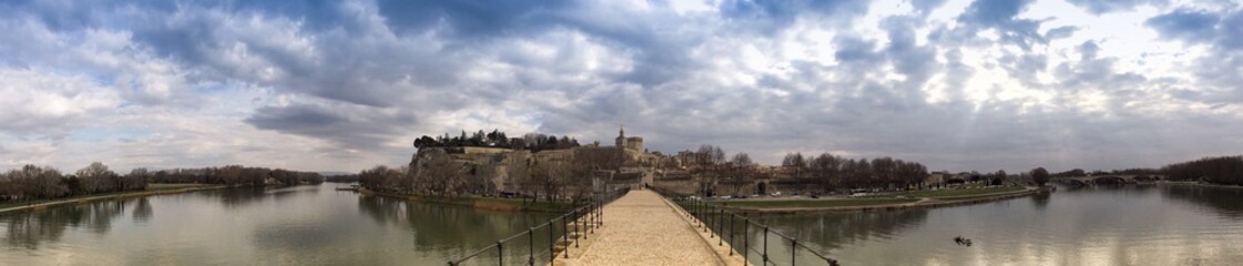 Fototapeta na wymiar Sur le Pont d'Avignon