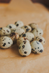 Obraz premium Easter Quail eggs on craft paper