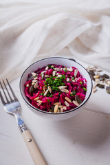 Rotkohl Salat mit Schnittlauch und Kerne